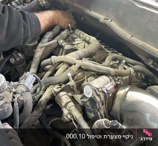 מנוע רכב עם צינורות וחלקים חשמליים
